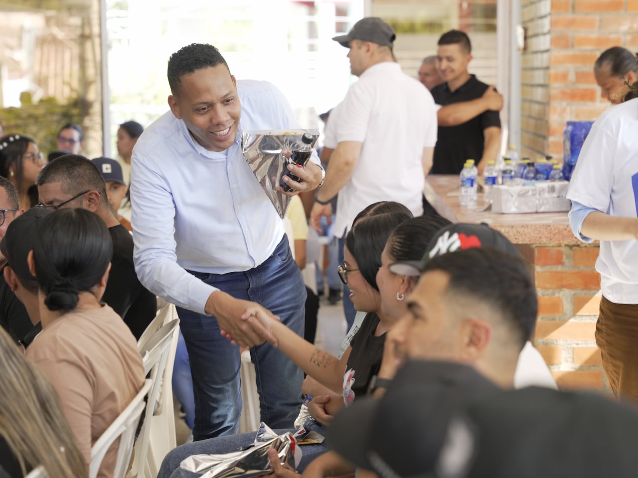 Cristian Viveros dialoga con ciudadanos sobre sus propuestas.