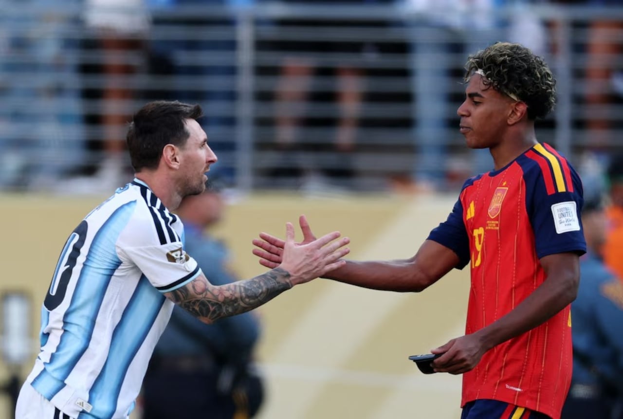 Lamine Yamal interrumpió los festejos de España para acercarse a saludar a Lionel Messi tras la final del Mundial 2026.