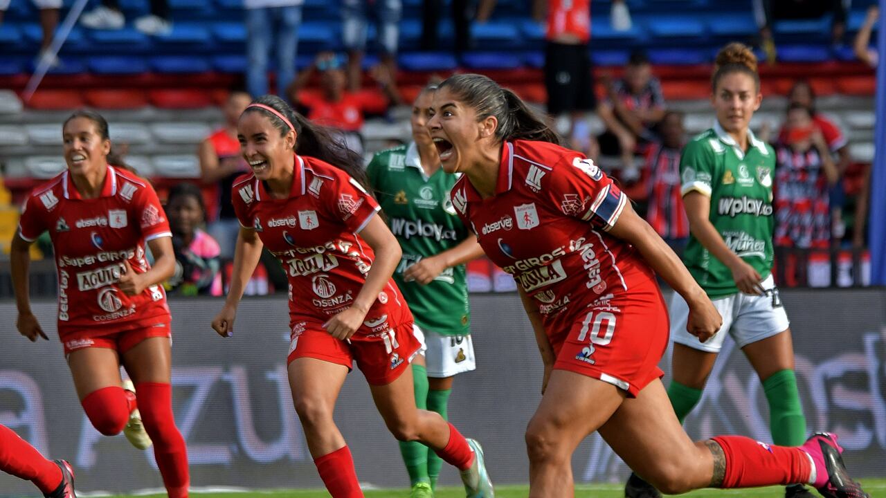 América goleó 5-0 al Deportivo Cali en el clásico femenino de la Liga colombiana que se realizó este domingo en la cancha del estadio Pascual Guerrero.
en el mismo estadio horas despues,
América venció 5-2 al Deportivo Cali, en la versión número 300 del clásico del vallecaucano por la Liga colombiana, en una tarde-noche soñada para todos los hinchas escarlatas, en el estadio Pascual Guerrero.