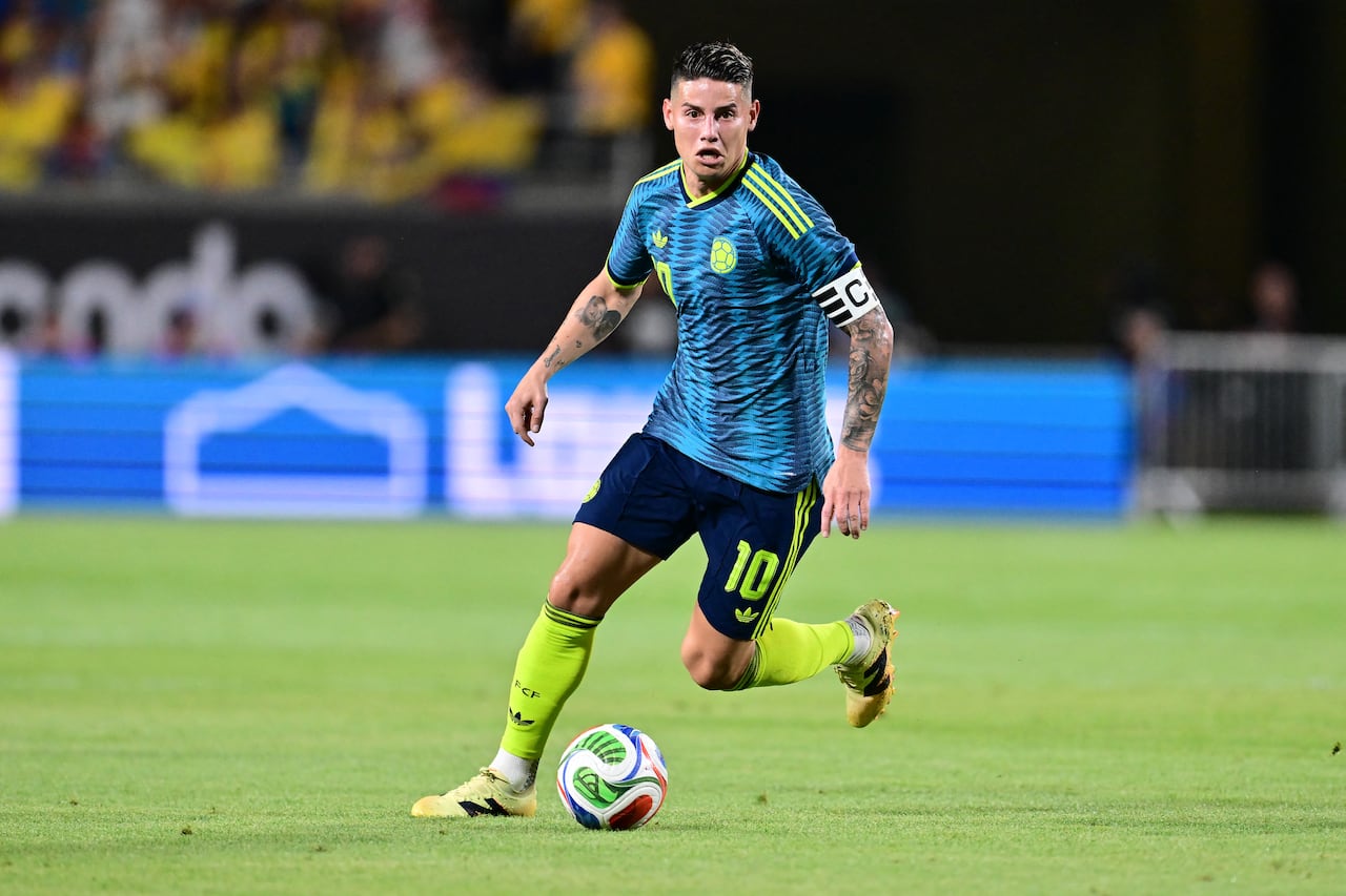 James Rodríguez, de Colombia, controla el balón durante el partido amistoso internacional entre Colombia y Croacia en el Camping World Stadium el 26 de marzo de 2026 en Orlando, Florida.