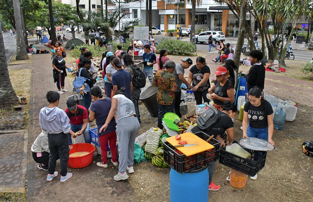 Este viernes 26 de julio, persisten los bloqueos en el barrio Versalles, norte de Cali, impulsados por los integrantes de Minga Popular y Comunitaria de Cali, que exigen “una respuesta efectiva” por parte de la Administración, para abordar sus reclamos de vivienda. Ya son cuatro días de platón en esta zona de clínicas y centros médicos. Fotos Raúl Palacios / El Pais