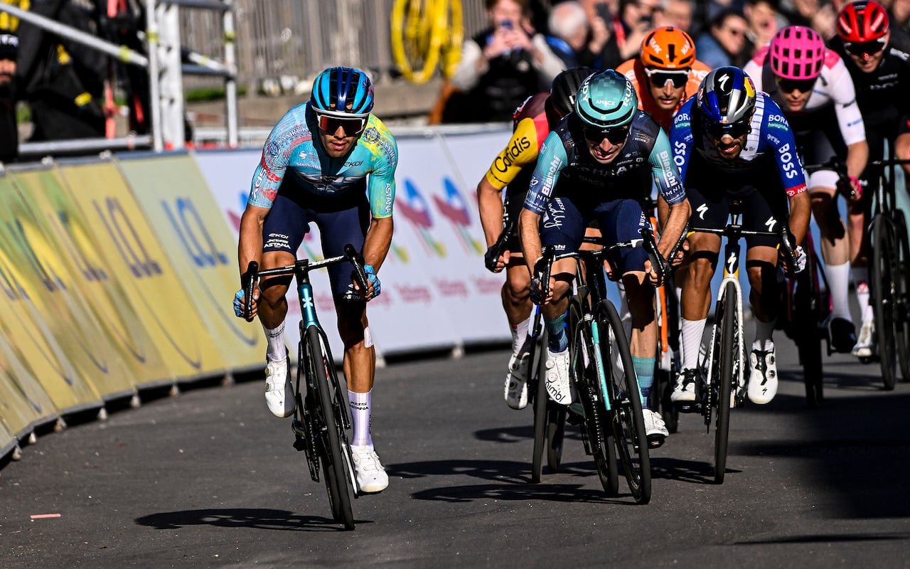 Harold Tejada (izq.) durante la París-Niza 2026.