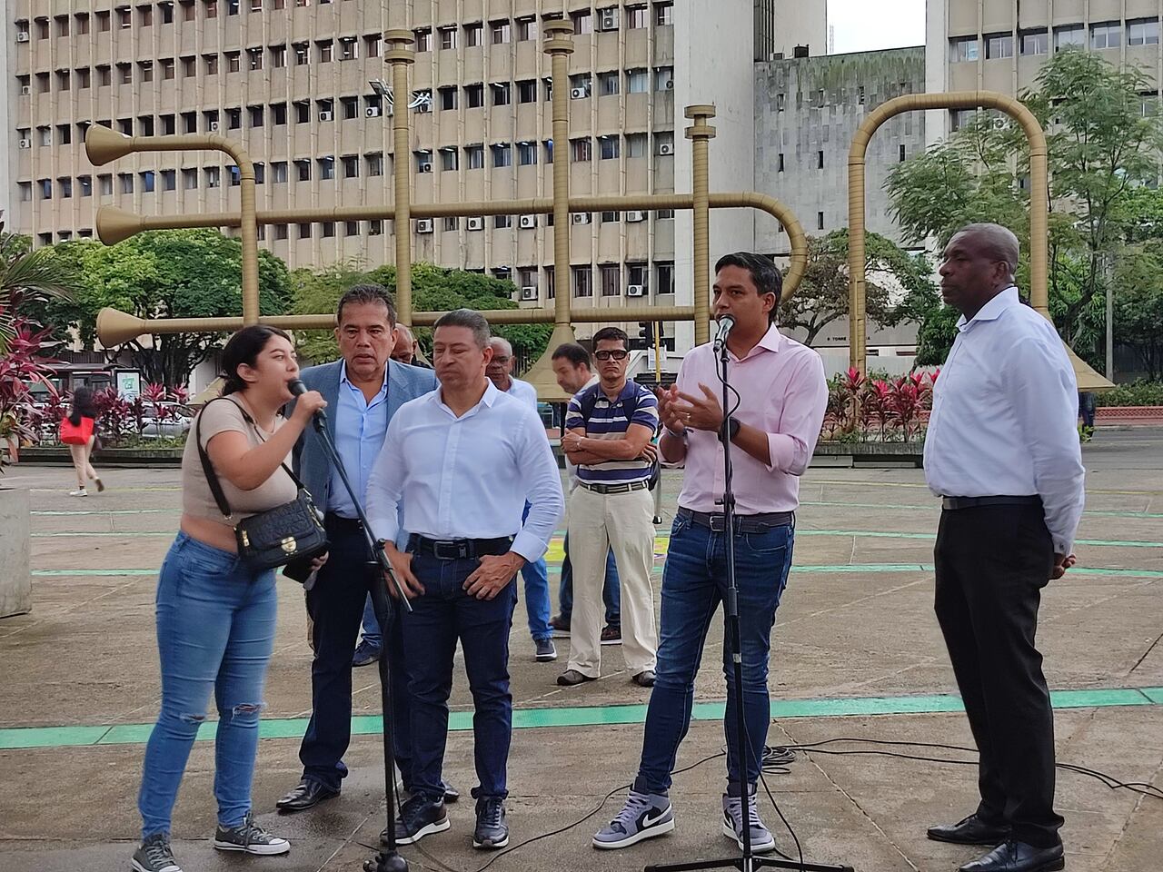 La rueda de prensa entre los precandidatos del Pacto Histórico a la alcaldía de Cali y seguidores del precandidato también del Pacto Histórico Danis Rentería terminó en discusión.