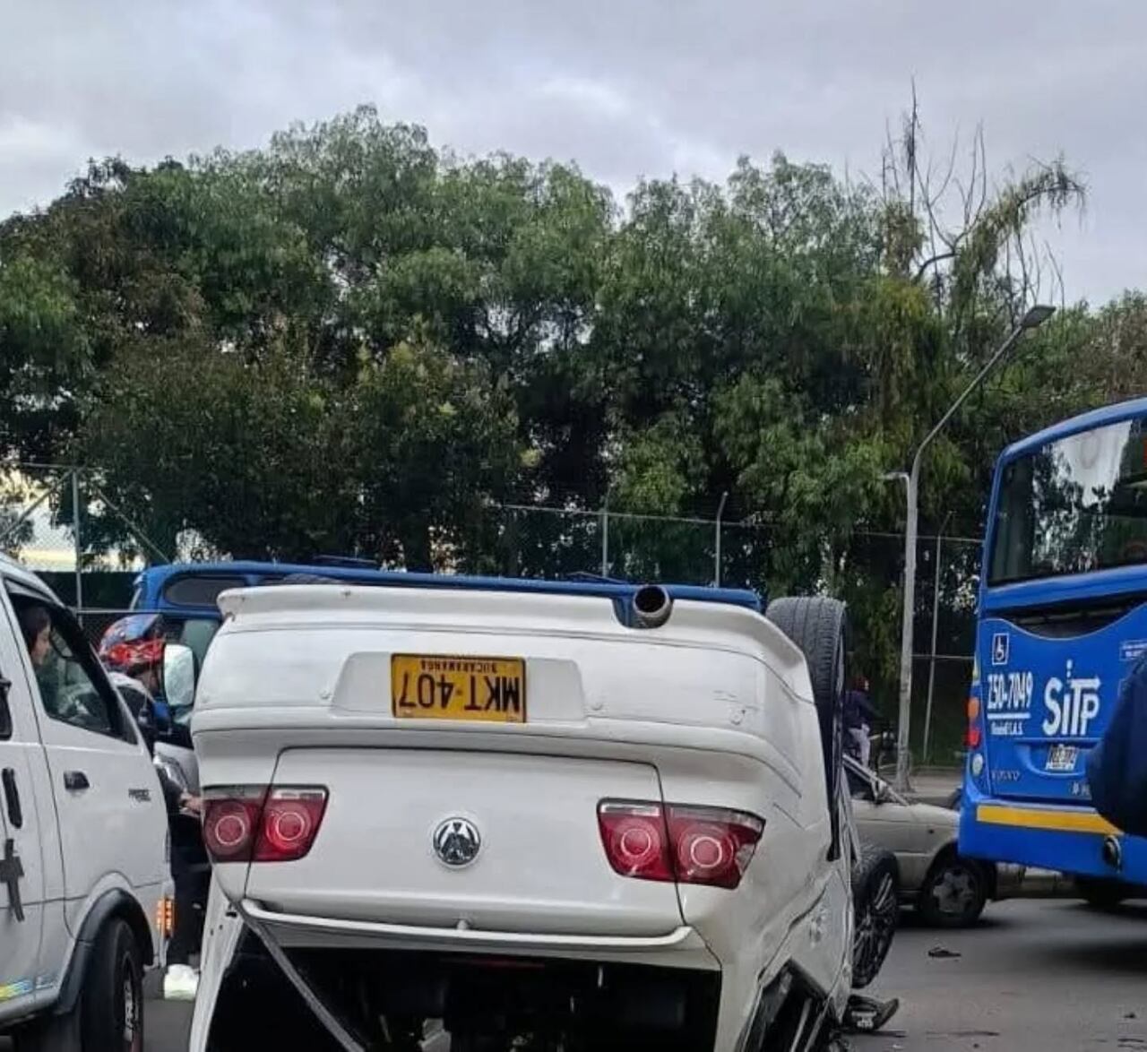 La fuerza del choque fue tal que el automóvil involucrado terminó volcado sobre la vía. Se desconoce el estado del conductor del carro, pero algunos testimonios de la ciudadanía indicarían que ese encontraba al parecer en estado de embriaguez.