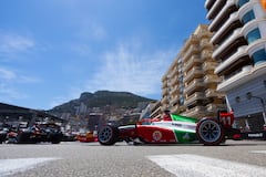 Sebastián Montoya (en el coche de la derecha) durante el Gran Premio de Mónaco en la Fórmula 2.