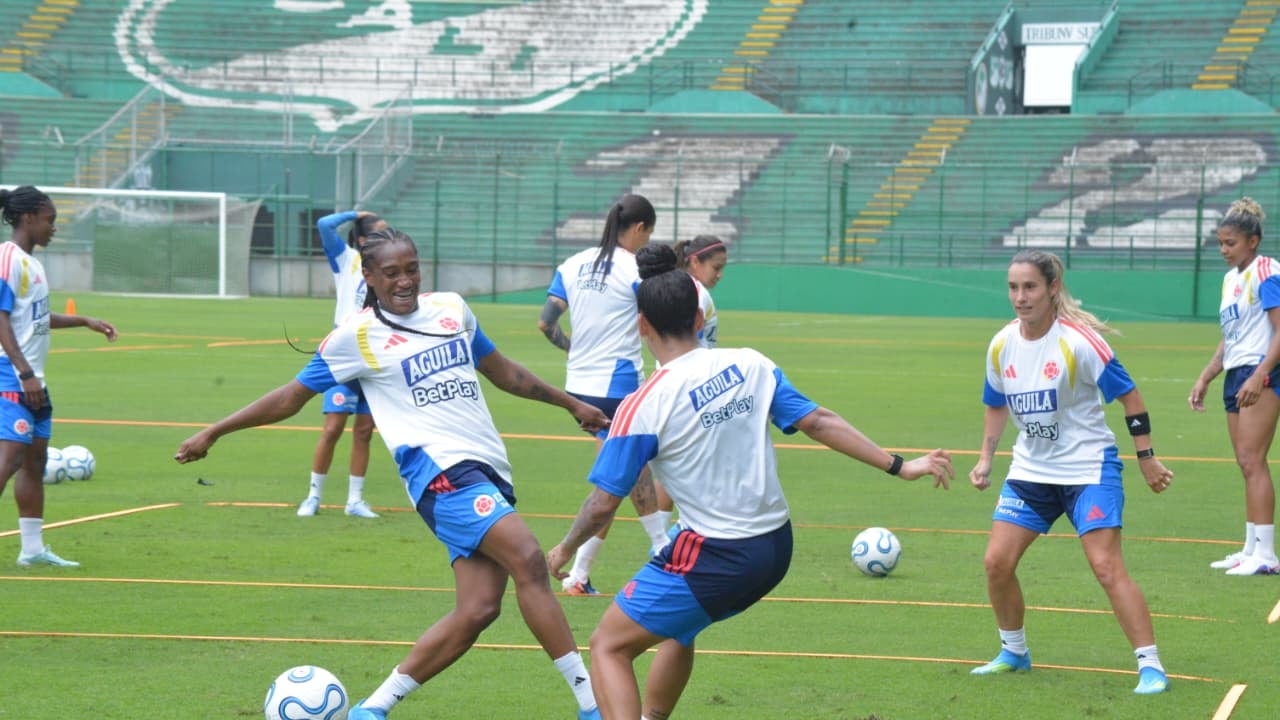 Las jugadoras de la Selección Colombia Femenina entrenaron en el estadio Palmaseca.