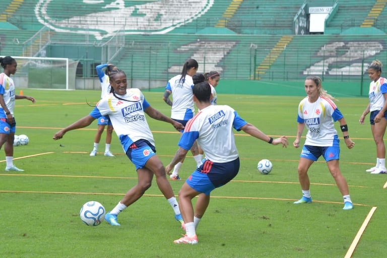 Las jugadoras de la Selección Colombia Femenina entrenaron en el estadio Palmaseca.
