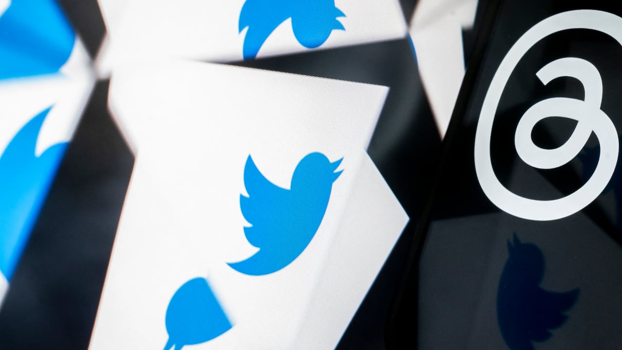 La nueva aplicación Threads del propietario de Facebook, Meta, destinada a competir con Twitter, estuvo disponible para pedidos anticipados en las tiendas de aplicaciones móviles en los sistemas operativos iPhone y Android el 5 de julio de 2023.