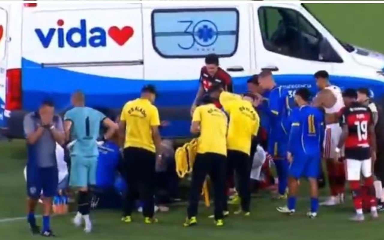 Momento en el que los médicos suben a Alexandre Souza, jugador de Sampaio Correa, a una ambulancia tras el ataque que tuvo en el partido contra Flamengo.
