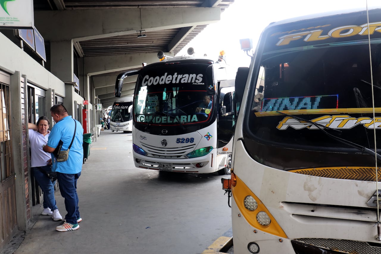Buses intermunicipales en la terminal de transportes de Cali. Los precios de los pasajes tuvieron aumentos de hasta el 71%