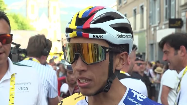 Egan Bernal dando declaraciones tras la etapa 17 del Tour de Francia 2026.