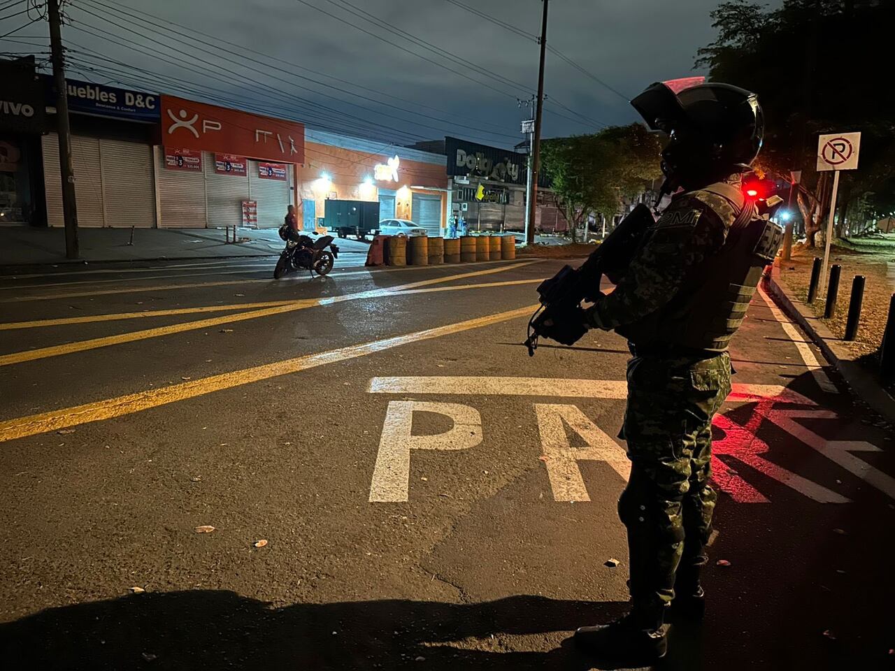 La militarización se da en respuesta a la petición de la Alcaldía de Cali de militarizar la ciudad y de apoyar a los uniformados de la Policía Metropolitana de Cali que realizan sus labores de seguridad para que la ciudadanía se sienta segura.