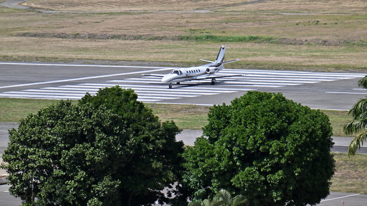 ¿Qué pasó con el avión que levaba rumbo a EE.UU a Maduro? (Photo by Juan BARRETO / AFP)
