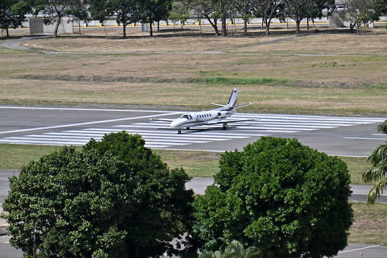 ¿Qué pasó con el avión que levaba rumbo a EE.UU a Maduro? (Photo by Juan BARRETO / AFP)
