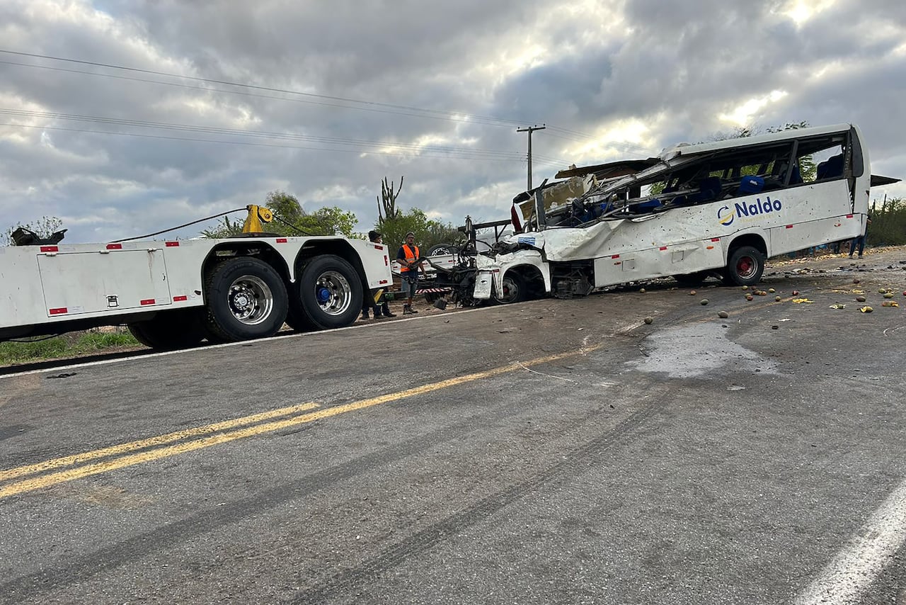 Fotografía publicada por el departamento de comunicación del Ayuntamiento de Jacobina el 8 de enero de 2024, tomada en el lugar de un accidente entre un autobús turístico y un camión en el que murieron al menos 25 personas a finales del 7 de enero, cerca del municipio de Gaviao en el estado nororiental. de Bahía, Brasil. "Los bomberos militares respondieron a un incidente que dejó 25 muertos" cerca del municipio de Gaviao, a unos 250 kilómetros (155 millas) de la capital del estado de Bahía, Salvador. (Foto de ASCOM PMJ / AFP)