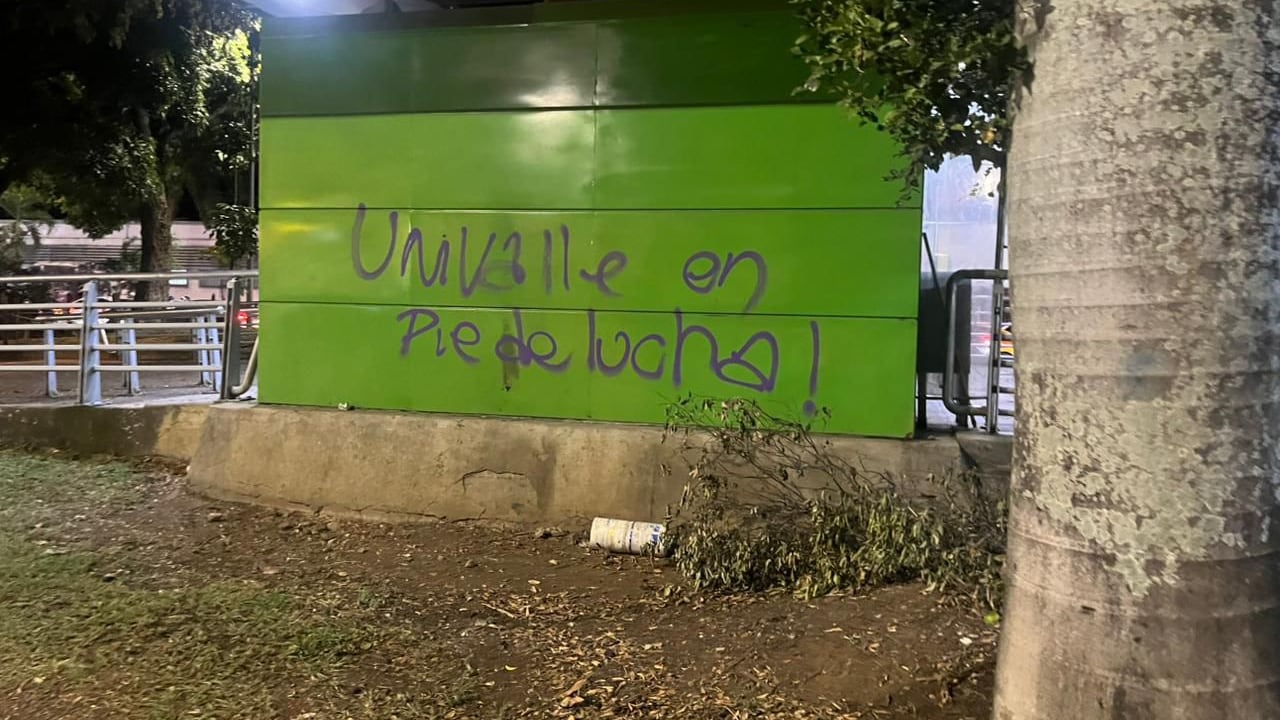 Encapuchados vandalizan estaciones del mío a lo largo de la calle quinta durante marcha de antorchas de univalle