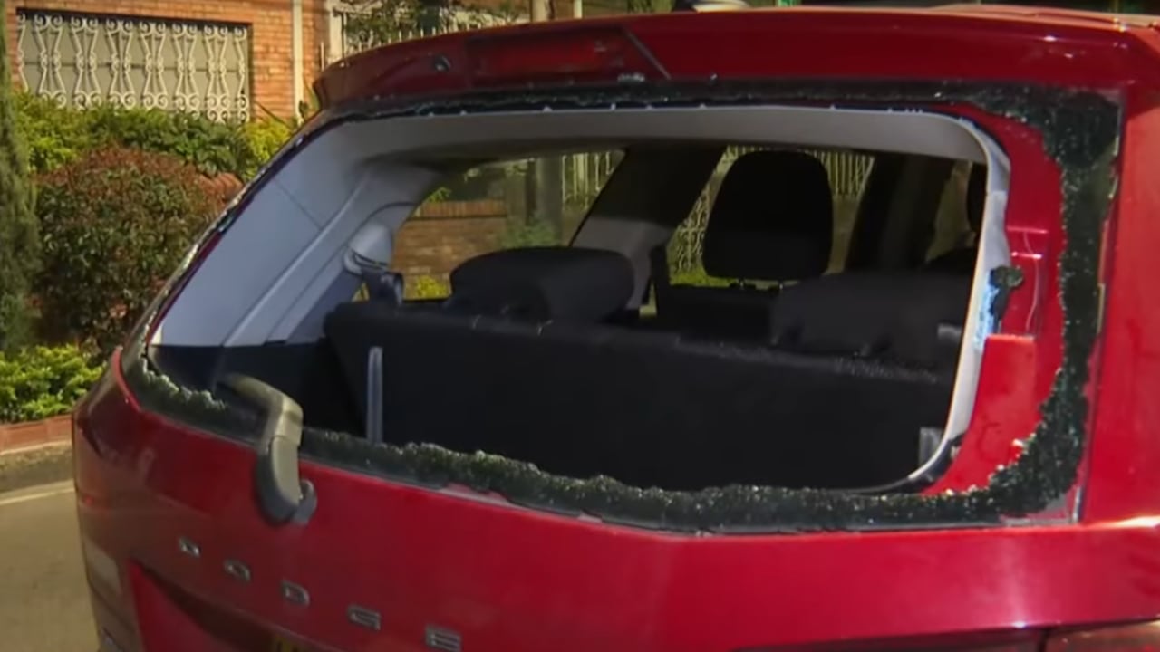 El vidrio trasero del vehículo fue roto por los delincuentes.