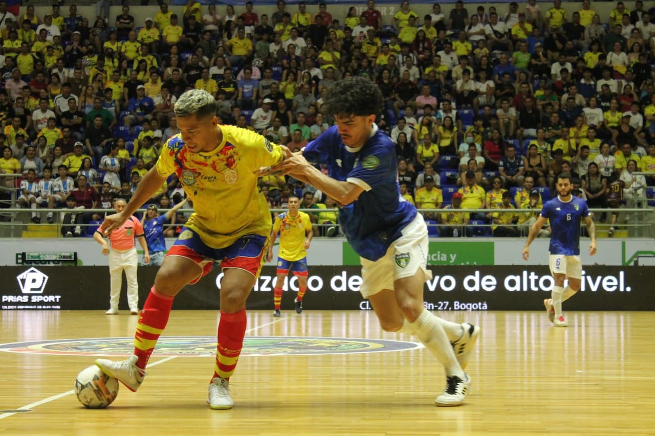 El colombiano evita que el rival le quite el balón, en uno e los partidos disputados en el Mundial de Fútbol de Salón 2024 FIFUSA.