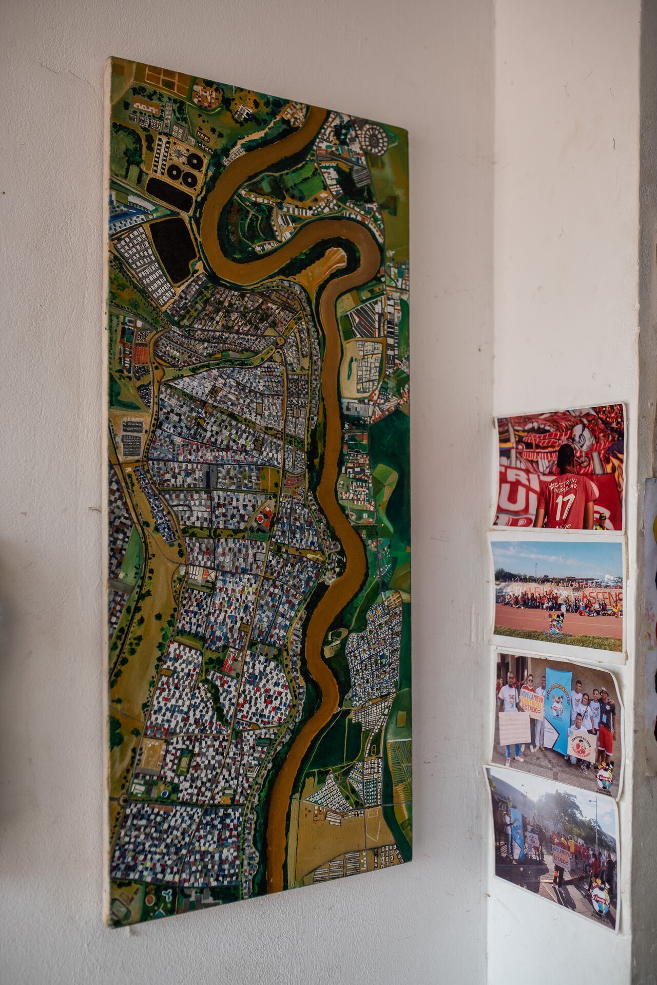 En el recinto hay un mapa del oriente de Cali y fotografías de actividades.