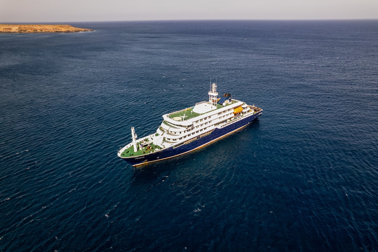 Se han implementado estrictas medidas de precaución, incluyendo el aislamiento, en el crucero anclado frente a las costas de Cabo Verde, donde se sospecha que un brote de hantavirus ha causado la muerte de tres personas, según informó la compañía operadora el 4 de mayo de 2026.