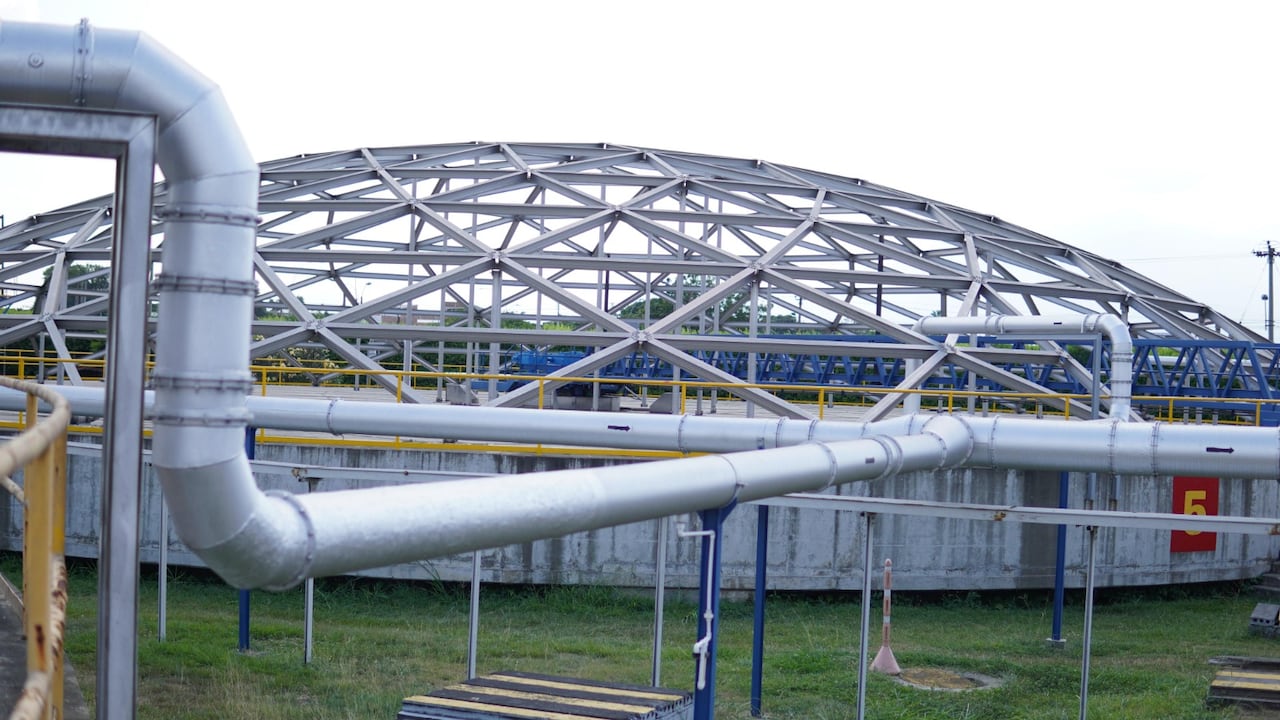 Emcali realiza labores preventivas de limpieza y mantenimiento en sumideros, bocatomas y lagunas de regulación para garantizar el correcto drenaje de aguas lluvias y la calidad del agua durante la temporada invernal.