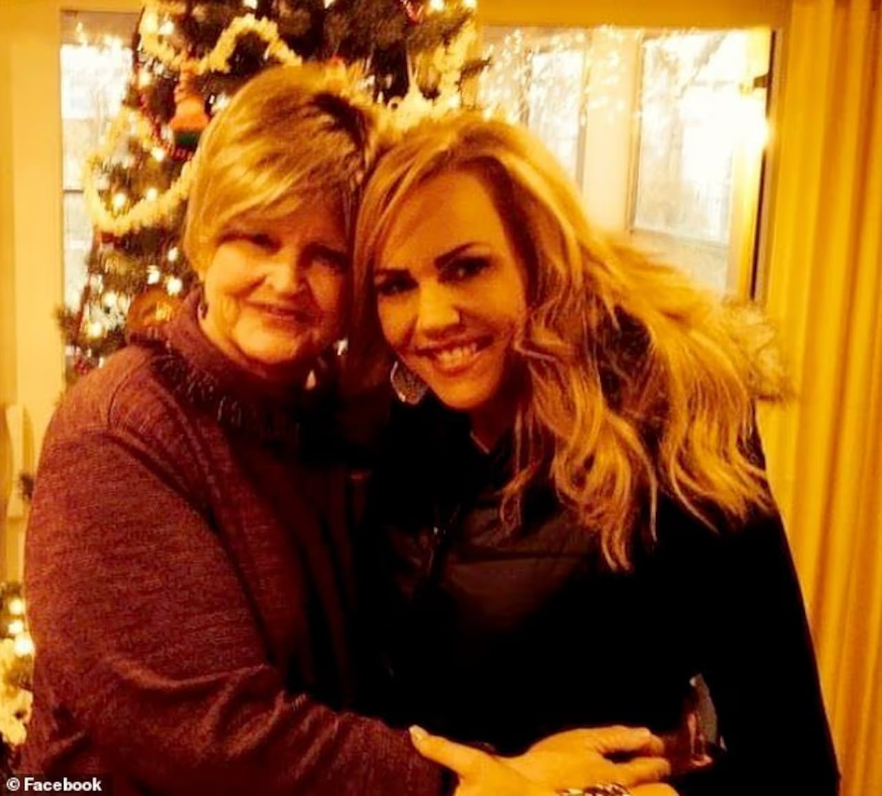 Angelynn Mock (derecha), junto a su madre, a quien presuntamente asesinó.