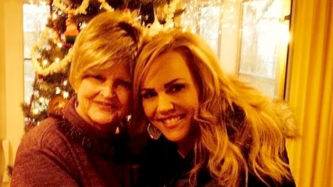 Angelynn Mock (derecha), junto a su madre, a quien presuntamente asesinó.