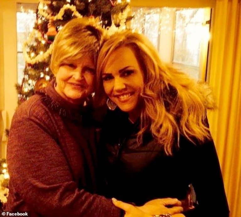 Angelynn Mock (derecha), junto a su madre, a quien presuntamente asesinó.