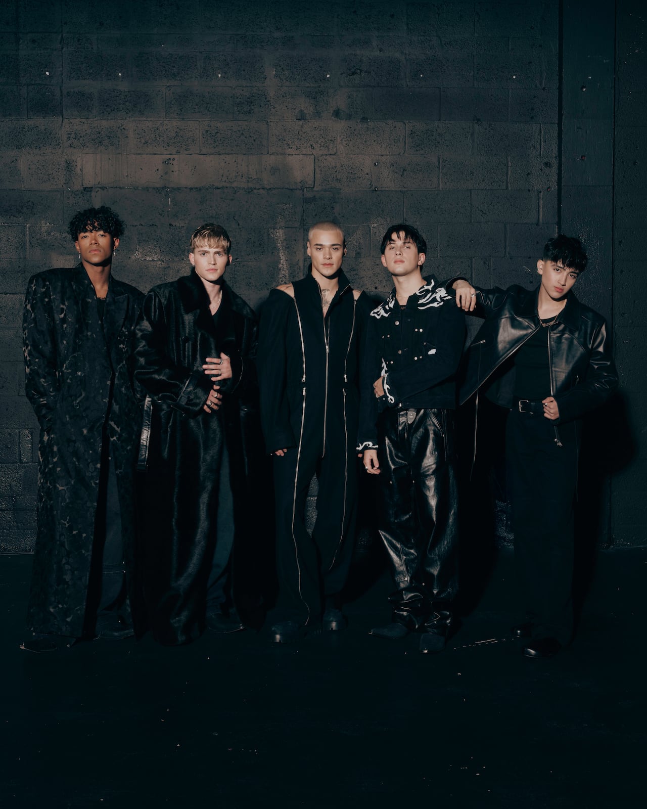 Santos Bravos lanzó su EP Dual el 13 de marzo y se presentaron en el Festival Estereo Picnic,