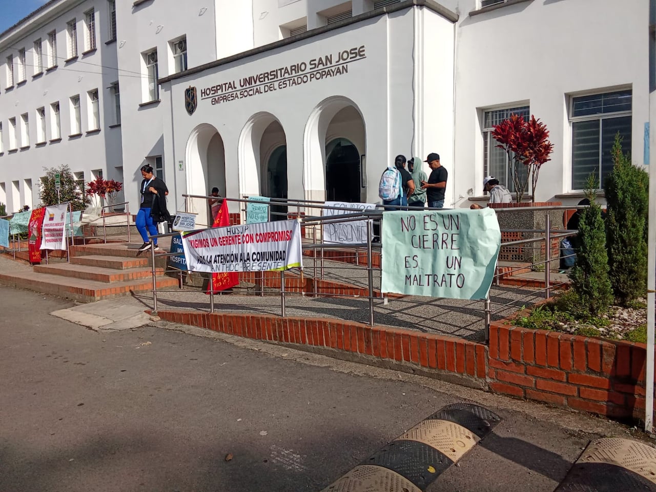 Trabajadores sanitarios y operativos del hospital Universitario de Popayán protestan por el cierre de dos áreas médicas de este importante centro asistencial.