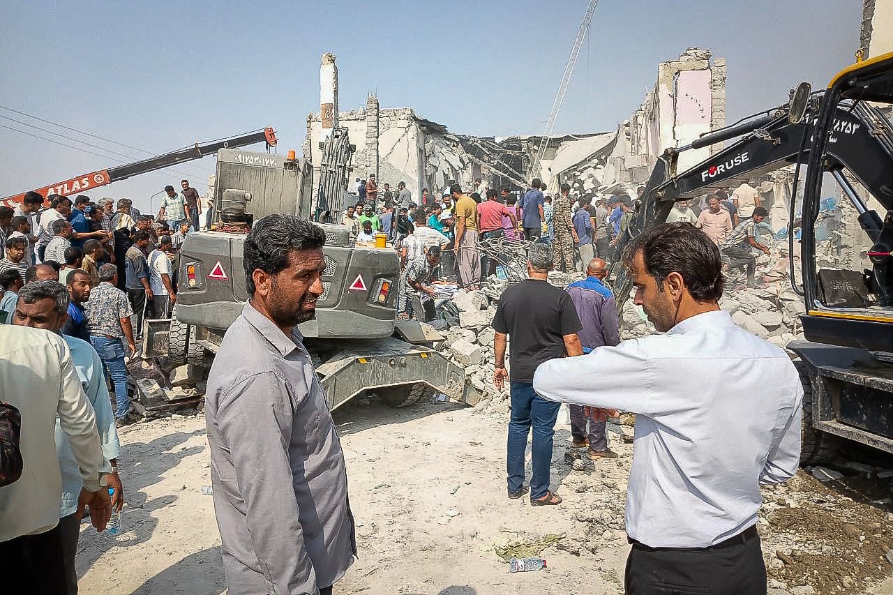 Esta imagen, obtenida de la agencia de noticias iraní ISNA, muestra el lugar de un ataque contra una escuela de niñas en Minab, en la provincia de Hormozgán, al sur de Irán, el 28 de febrero de 2026. Estados Unidos e Israel lanzaron ataques contra Irán el 28 de febrero. La emisora pública israelí informó que el líder supremo, el ayatolá Alí Jamenei, había sido el objetivo. La república islámica respondió con bombardeos de misiles contra los países del Golfo e Israel. (Foto de ALI NAJAFI / ISNA / AFP)