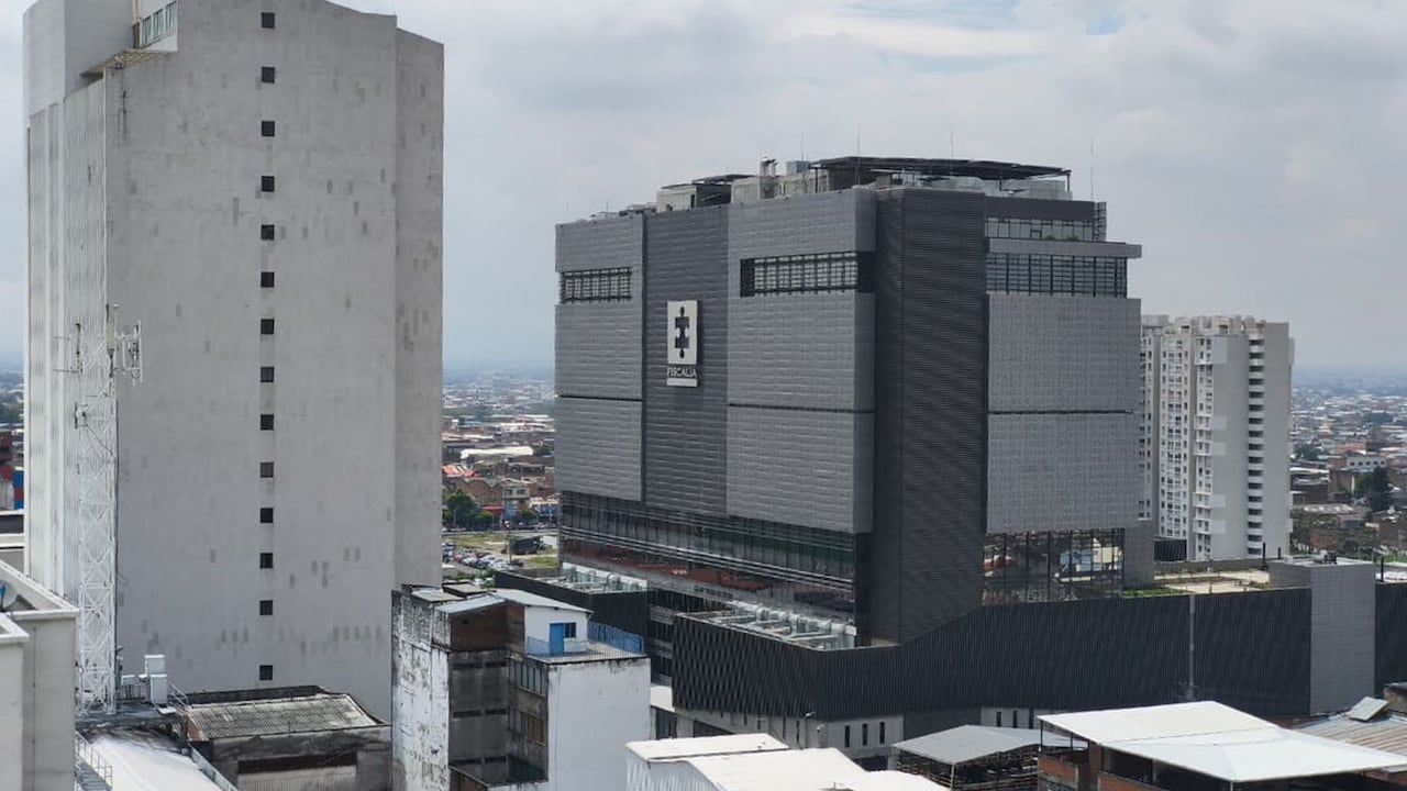 Centro de Cali, se observa el bunker de la fiscalía y el palacio de justicia Pedro Elías Serrano, las torres de la iglesia de Santa Rosa y el sur de la ciudad.