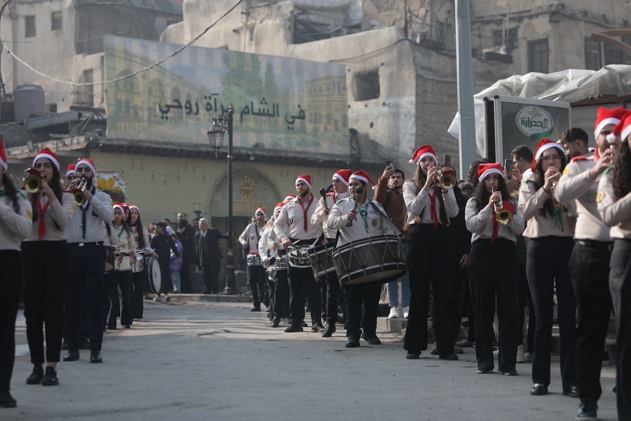 Scouts sirios tocan música en las calles como parte de las celebraciones navideñas en la ciudad vieja de Damasco(Photo by Bakr ALKASEM / AFP)