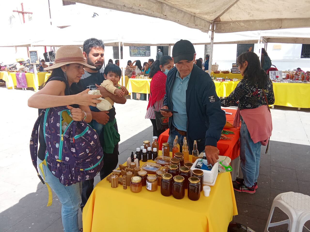 Los clientes compran directamente a estos campesinos, lo que implica un fortalecimiento a la economía de las comunidades asentadas en esta zona del país. Son más de 150 familias campesinas que se benefician de esta actividad.