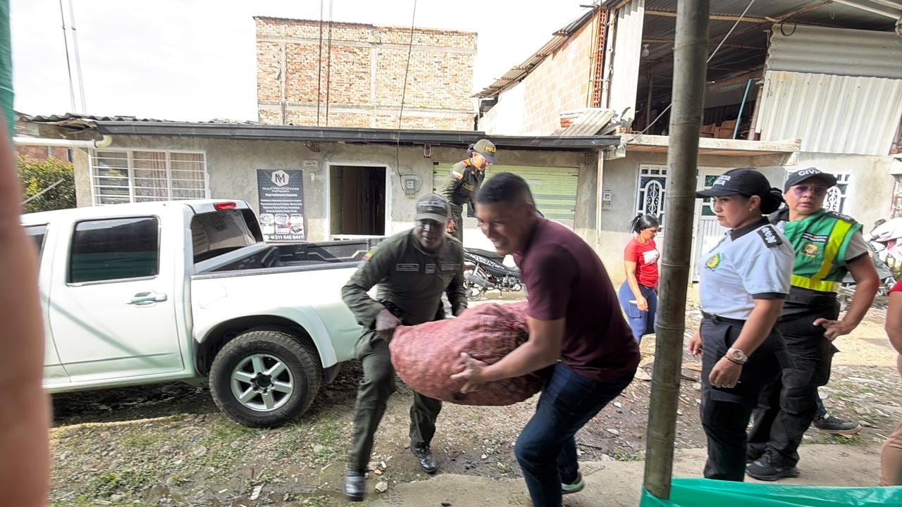 Integrantes de la Policía Comunitaria de la Policía Nacional de Colombia entregaron ayudas humanitarias a familias afectadas por un incendio en Popayán, como parte de su compromiso social con la comunidad.