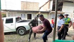 Integrantes de la Policía Comunitaria de la Policía Nacional de Colombia entregaron ayudas humanitarias a familias afectadas por un incendio en Popayán, como parte de su compromiso social con la comunidad.