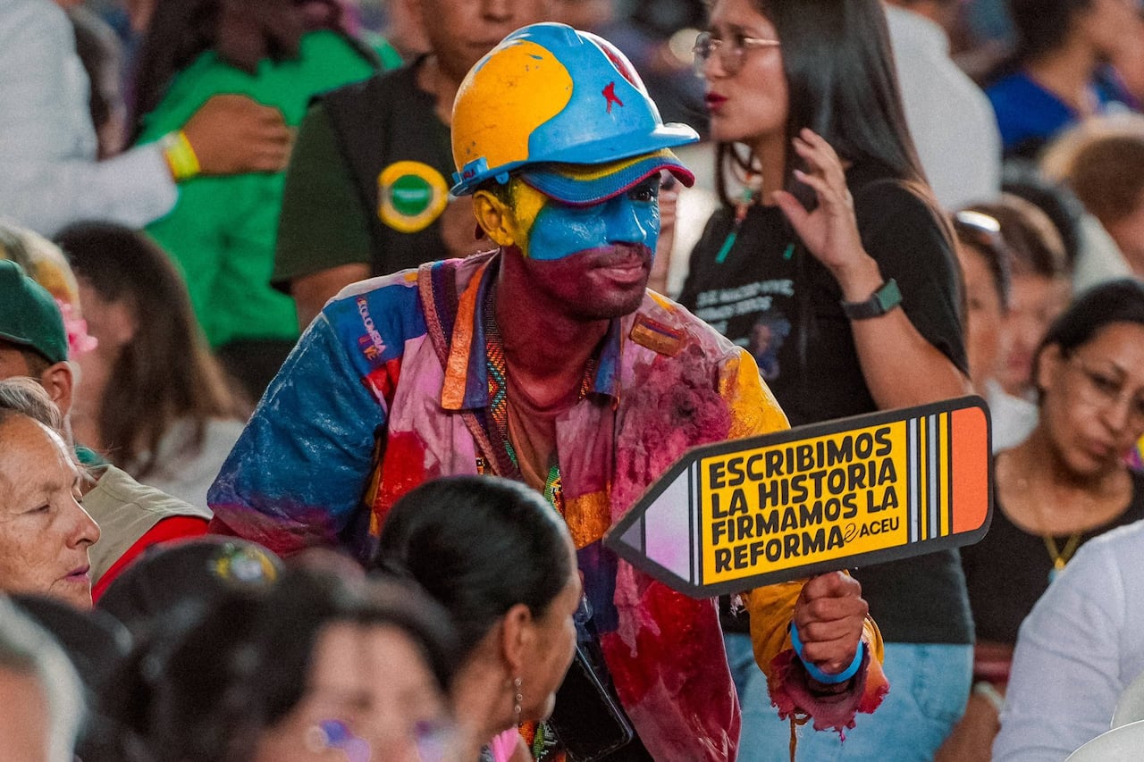 El ministro de Educación, Daniel Rojas Medellín, aseguró que la reforma cumple una promesa al movimiento estudiantil y garantiza recursos históricos para fortalecer la universidad pública.