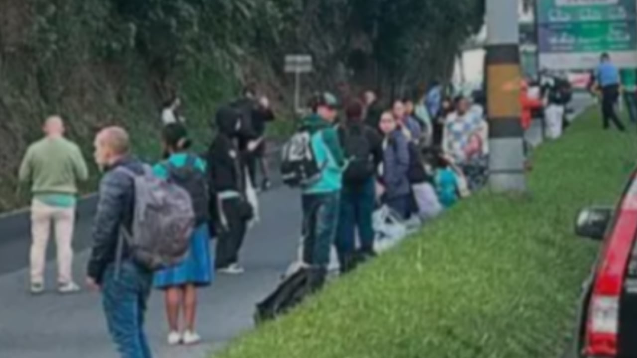 La comunidad local jugó un papel determinante en el aviso inicial y el apoyo logístico a la Policía Nacional y a los organismos de tránsito que acudieron al llamado.