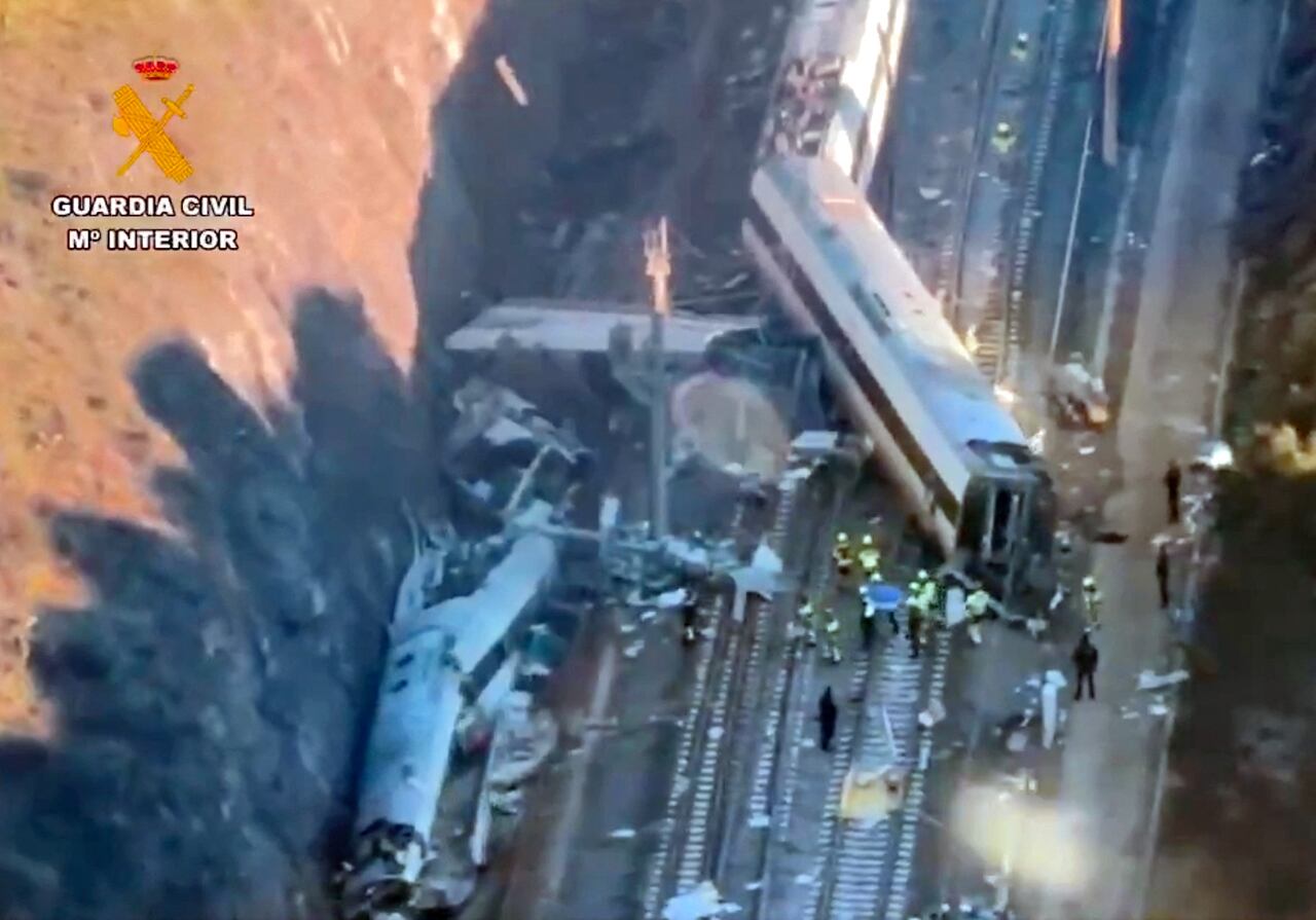 En esta imagen fija de un vídeo grabado y publicado el 19 de enero de 2026 por la Guardia Civil española, se ve a los equipos de emergencia en el lugar donde un tren de alta velocidad Iryo descarriló y fue impactado por otro tren, mientras continúan las labores de rescate en Adamuz, sur de España, el 19 de enero de 2026.