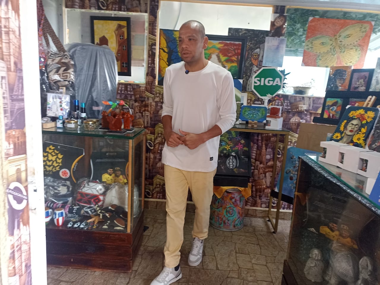 Café Mávilu, un espacio único en Siloé, para disfrutar de café, vino y arte local, además de un espacio de huertos orgánicos. Con una panorámica insuperable.