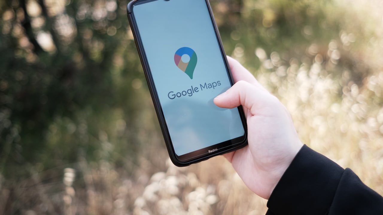 En esta ilustración fotográfica, se muestra el logotipo de Google Maps en la pantalla de un teléfono inteligente en Atenas, Grecia, el 5 de mayo de 2023. (Ilustración fotográfica de Nikolas Kokovlis/NurPhoto a través de Getty Images)