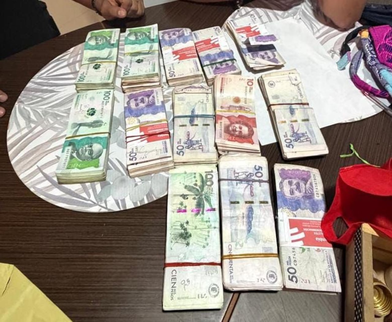 Seis personas capturadas e incautación de licor ilegal avaluado en más de 250 millones de pesos.