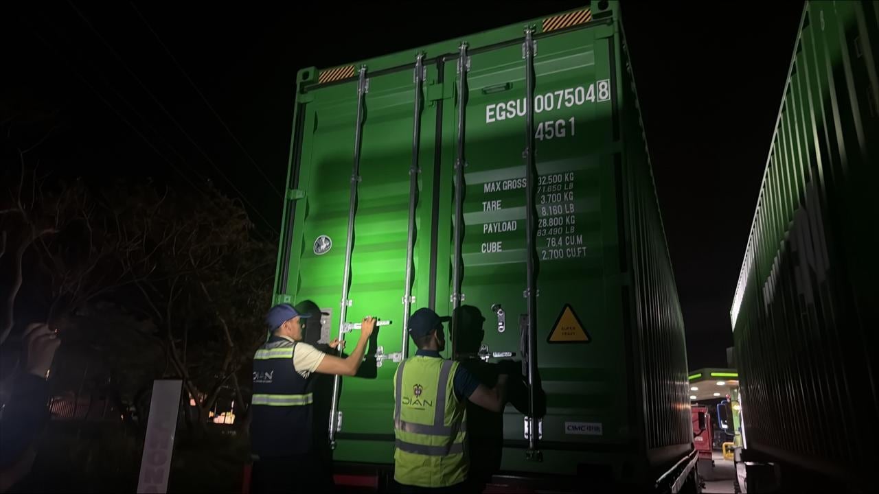 Las autoridades aduaneras interceptaron vehículos de carga pesada.
