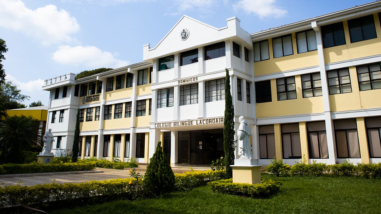 Fachada del Colegio Bilingüe Lacordaire, fundado desde la experiencia dominica en 1956 que ha formado a generaciones de jóvenes caleños.