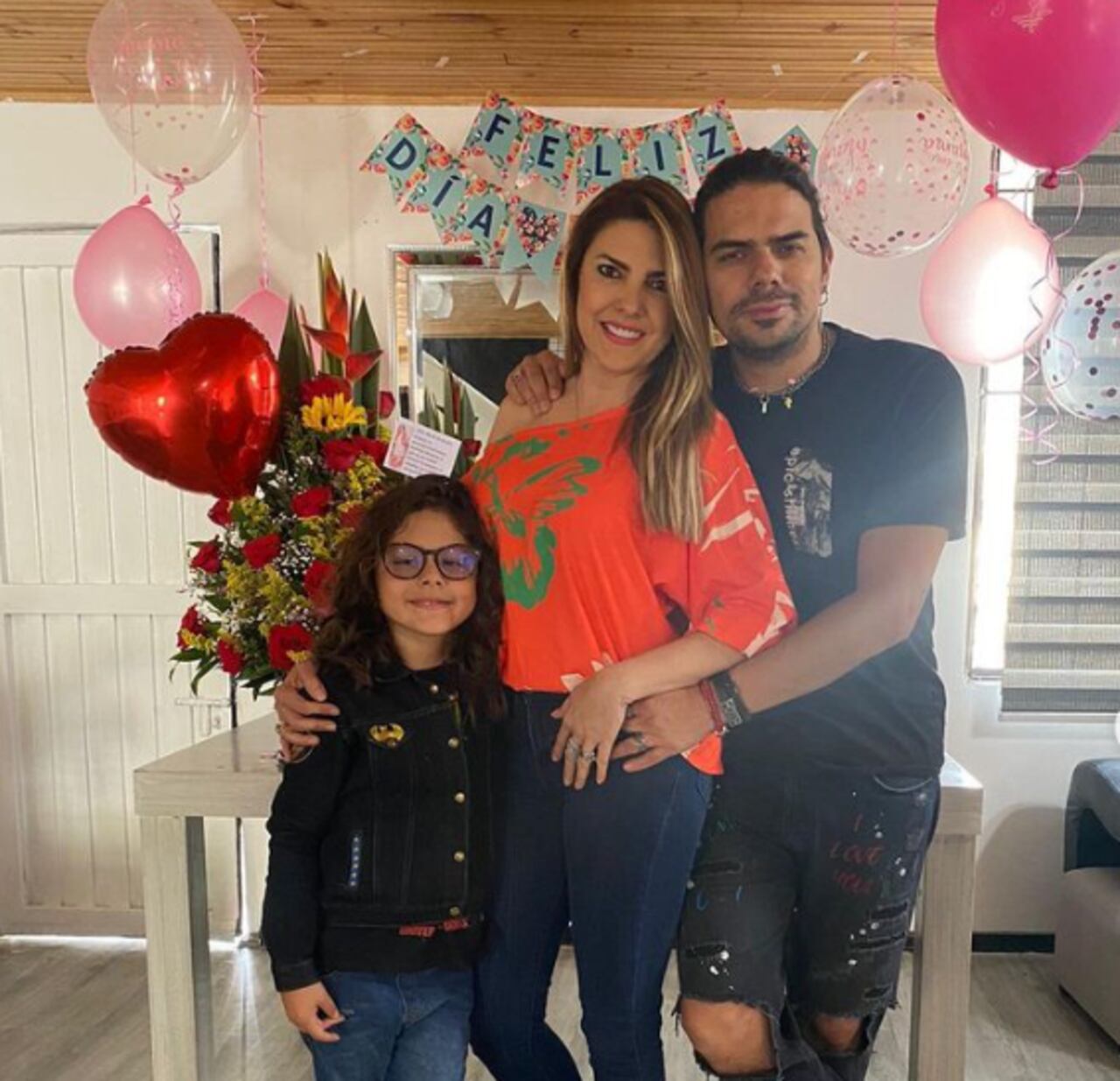 Ana Karina Soto  junto con su esposo Alejandro Aguilar y su hijo Dante