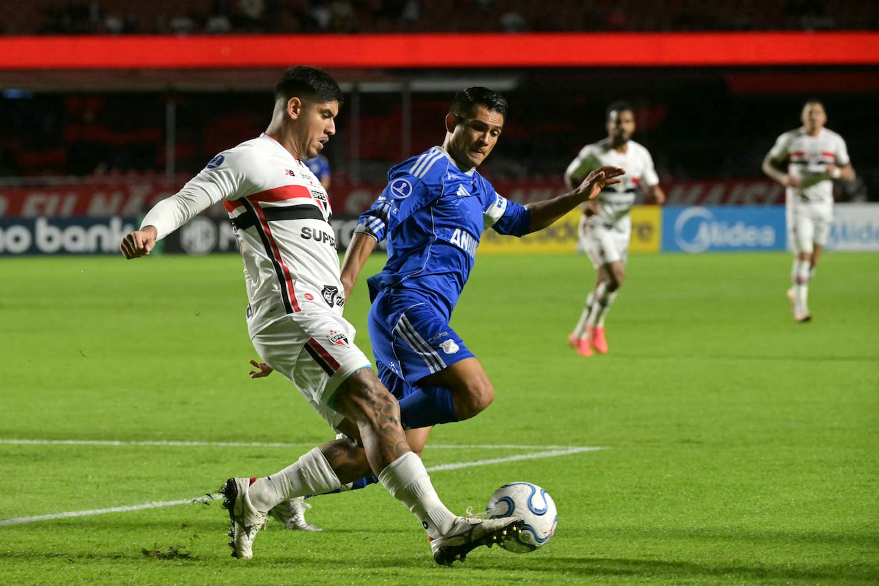 El defensa argentino Alan Franco, número 28 del São Paulo, y el centrocampista David Silva, número 14 del Millonarios, disputan el balón durante el partido de la fase de grupos de la Copa Sudamericana entre el São Paulo de Brasil y el Millonarios de Colombia, disputado en el estadio Morumbi de São Paulo, Brasil, el 19 de mayo de 2026. (Foto de NELSON ALMEIDA / AFP)