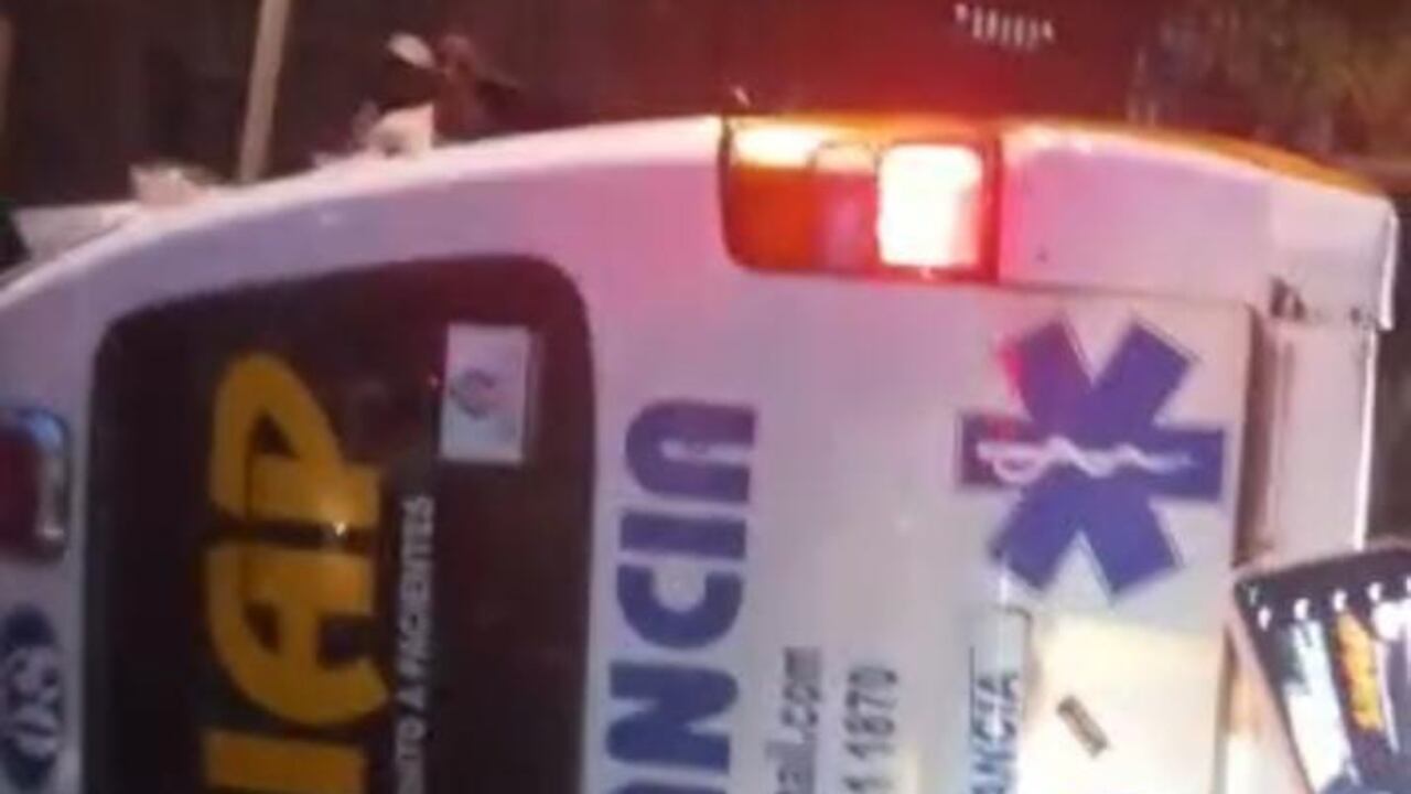 La ambulancia se chocó en el centro de la ciudad y resultó volcada. Las autoridades están investigando el hecho.