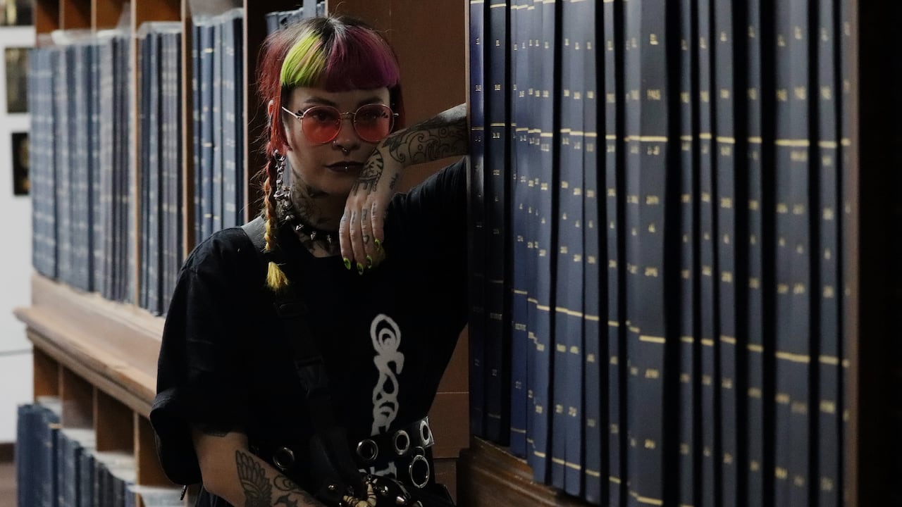 Diana Ordóñez artista conocida como Ledania. Grafitera, muralista y escultora bogotana.