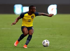 Ecuador's Pedro Pablo Perlaza takes the ball during the friendly football match against Bolvia at the Banco Guayaquil Stadium in Sangolqui, Ecuador, on March 29, 2021. (Photo by FRANKLIN JACOME / POOL / AFP)