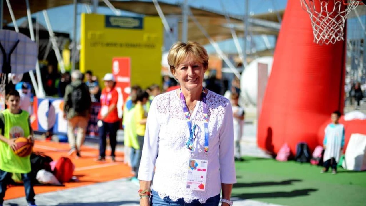 Simeoni fue abanderado durante la ceremonia de apertura de los Juegos Olímpicos de Los Ángeles, y el 26 de febrero de 2006 fue una de las ocho atletas italianas en portar la bandera olímpica durante la ceremonia de clausura de los XX Juegos Olímpicos de Invierno de Turín.